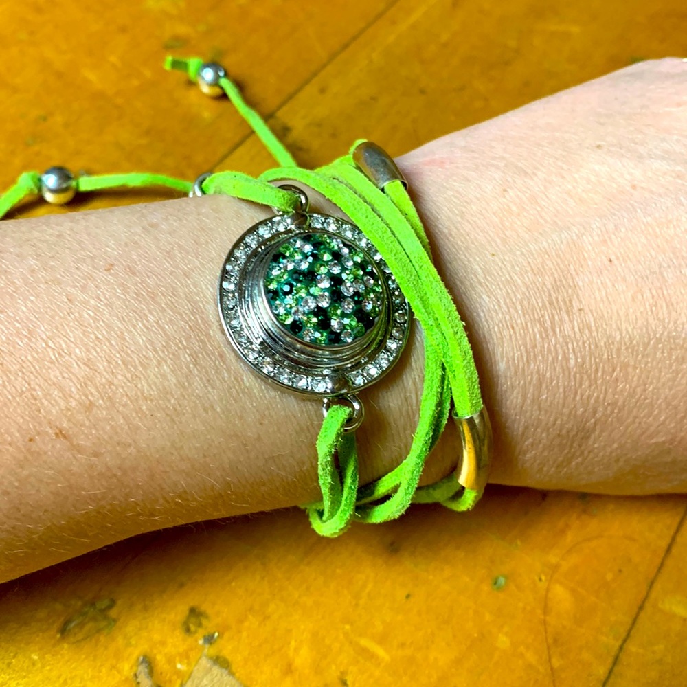 Green wrap bracelet with 3 interchangeable button designs - Picture 2 of 10